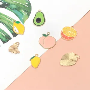 Colgantes de esmalte de frutas de verano como aguacate y melocotón para joyería DIY