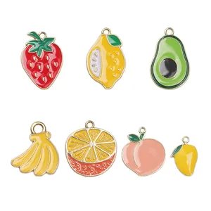Dije de frutas coloridas en aleación dorada y esmalte para bisutería artesanal