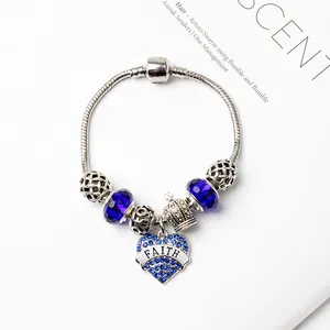 Bracelet perlé bleu et argent avec pendentif cœur FAITH et breloques couronne