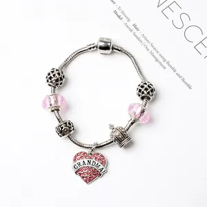 Bracelet à billes argenté avec perles roses et pendentif coeur Grandma sur fond blanc