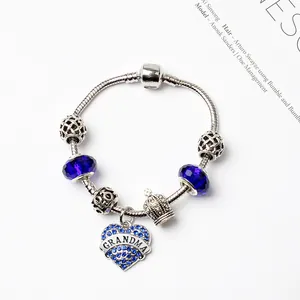 Bracelet à chaîne serpent argentée avec perles bleues et pendentif cœur Grandma