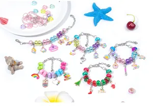 Platte weergave van kleurrijke doe-het-zelf bedelarmbanden voor kinderen met eenhoorns