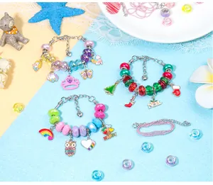 Gedetailleerd beeld van DIY-bedelarmbanden met eenhoorn-, kroon- en regenbooghangers in set