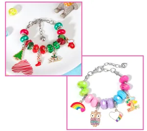 Detail van DIY kerst- en regenboogarmbanden met kleurrijke kralen en diverse hangers