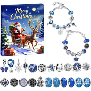 Blauwe kerst DIY-armbandset met sneeuwvlokken en de kerstman in een mooie geschenkdoos