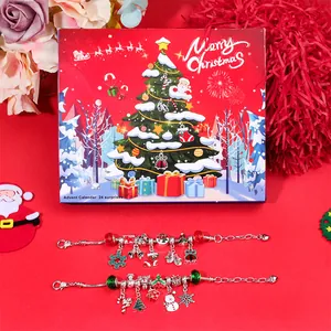 Primer plano del calendario de adviento DIY con dos pulseras de cuentas con dijes navideños