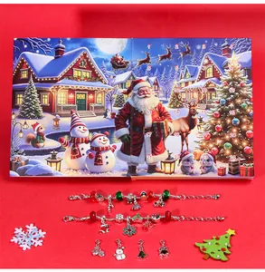 Detailansicht des 24-Tage-Weihnachtskalenders mit festlichen DIY-Armbandanhängern