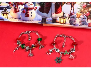 Nahaufnahme der Weihnachts-Adventskalender DIY-Armbänder mit festlichen Anhängern