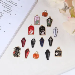 Detalle de dijes de Halloween en aleación con motivos RIP para creación de joyas DIY