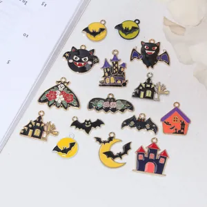 Primer plano de dijes esmaltados de Halloween con fantasmas y murciélagos para joyería