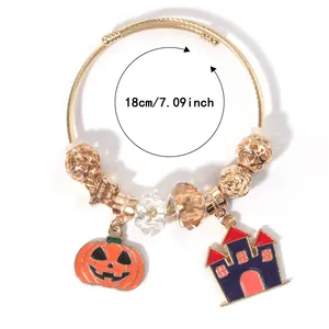 Λεπτομέρεια χρυσού βραχιολιού Halloween 18cm με μενταγιόν κολοκύθας και κάστρου