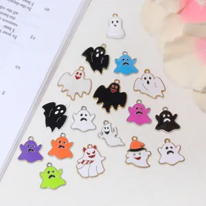 Détail macro de 17 breloques fantômes d'Halloween colorées sur un fond beige doux