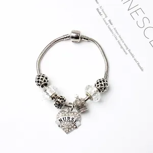 Bracelet à breloques infirmière avec chaîne serpent et pendentif cœur en cristaux