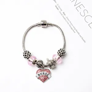 Bracelet à breloques infirmière avec cristaux roses, chaîne serpent et cœur gravé