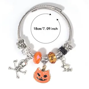 Λεπτομέρεια βραχιολιού Halloween με κρεμαστά νεκροκεφαλή, κολοκύθα και μάγισσα, μήκος 18 cm