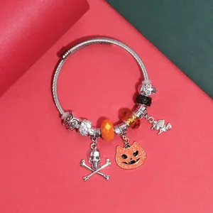 Λεπτομέρεια από βραχιόλι Halloween με μενταγιόν νεκροκεφαλή, κολοκύθα και μάγισσα