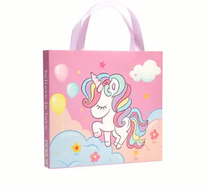 Rosa Einhorn-Geschenkbox für DIY-Armband-Set mit Maßen 16,5 x 15 x 1,8 cm