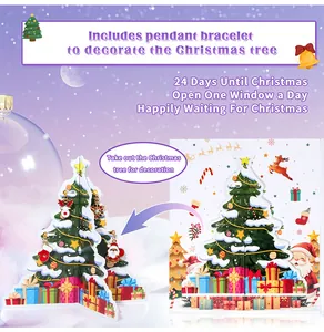 Vista macro del calendario dell'Avvento di Natale con albero 3D e kit bracciale charm