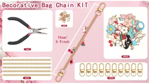 Detailansicht des 76-tlg. DIY-Charm-Sets mit Zange, Emaille-Anhängern und Karabinern