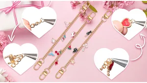 Schmuckset mit goldenen Verlängerungsketten und bunten Emaille-Anhängern für Taschen