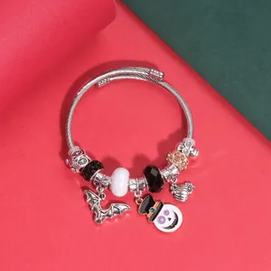 Λεπτομέρεια βραχιολιού Halloween με σμάλτο charms νυχτερίδας και κολοκύθας φάντασμα