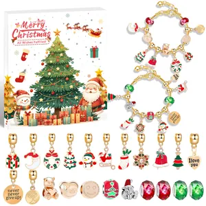 Makro-Detail des DIY-Weihnachtsarmband-Sets mit festlichen Schneemann- und Santa-Anhängern