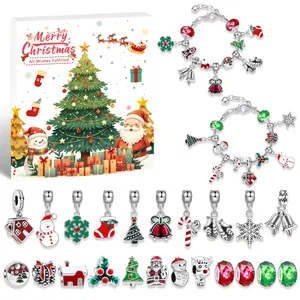 Detailreiches Weihnachts-DIY-Armbandset mit bunten Emaille-Perlen und festlichen Anhängern
