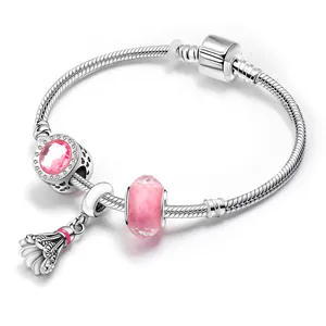 Detalle de pulsera de cadena de serpiente plateada con cuentas de cristal rosa y pluma