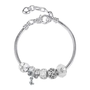 Vista detallada de pulsera de cuentas plateada ajustable con dije de corazón y cierre