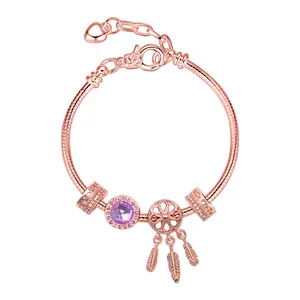 Pulsera atrapasueños en oro rosa con piedras púrpuras y colgantes de plumas