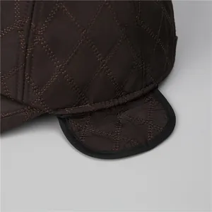 Casquette d'hiver matelassée marron foncé pour hommes avec cache-oreilles coupe-vent