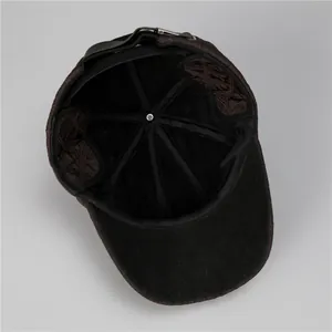 Détail de la doublure polaire noire épaisse et des protège-oreilles de la casquette d'hiver
