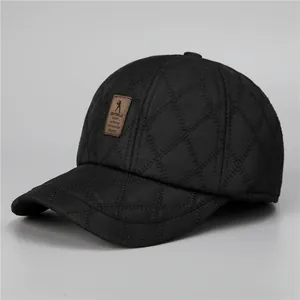 Détail de la casquette d'hiver noire avec matelassage en losange et cache-oreilles