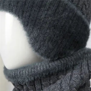 Donkergrijze gebreide wintermuts en sjaalset met pluche faux fur trim voor ouderen