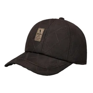 Casquette de baseball matelassée marron foncé pour hommes avec design chaud et vue de profil