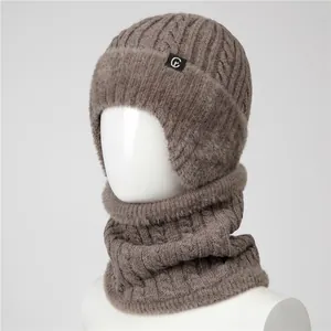 Winter gebreide muts en sjaal set met oorbescherming en zachte taupe kabelgebreide textuur