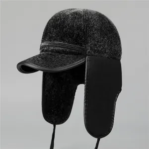 Dettaglio del cappello invernale grigio scuro con calda pelliccia e paraorecchie