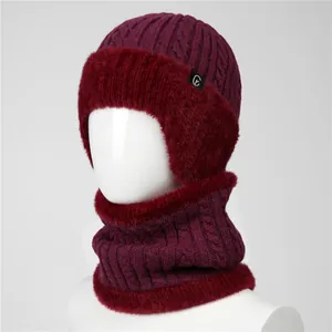Detail van wintermuts en sjaal set met dikke imitatiebontrand in de kleur wijnrood