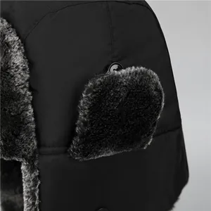 Détail du chapeau de trappeur d'hiver avec doublure en fausse fourrure grise et tissu noir