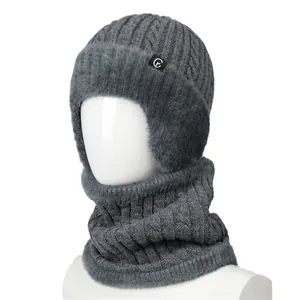 Winter gebreide muts en sjaal set met oorbescherming en imitatiebont voering in grijs