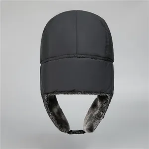 Cappello da aviatore invernale nero trapuntato con spessa fodera in pelliccia sintetica