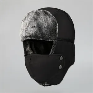 Dettaglio del cappello da aviatore nero con fodera in ecopelliccia grigia e maschera viso