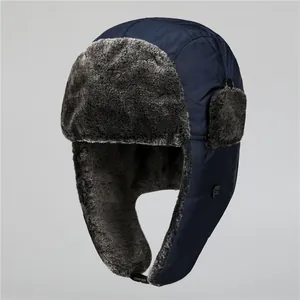 Détail du chapeau de trappeur d'hiver avec doublure en fausse fourrure grise et cache-oreilles