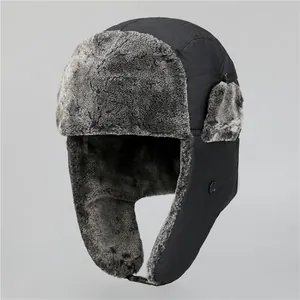 Détail du bonnet d'aviateur d'hiver avec doublure en fausse fourrure grise et tissu noir