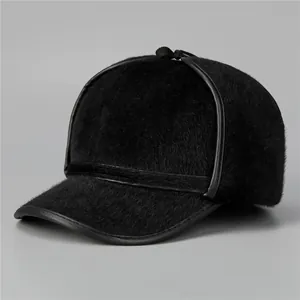 Dettaglio del cappello invernale in ecopelliccia con finiture in pelle e trama termica