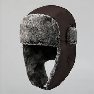 Détail du chapeau d'aviateur d'hiver avec doublure en fausse fourrure grise et tissu coupe-vent