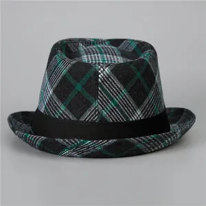 Cappello fedora a quadretti verde e nero con tesa corta e fascia decorativa