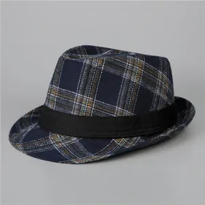 Dettaglio della trama scozzese blu e nastro nero su un elegante cappello fedora