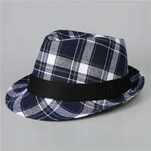 Dettaglio del cappello fedora a quadri blu con nastro nero e trama in tessuto misto