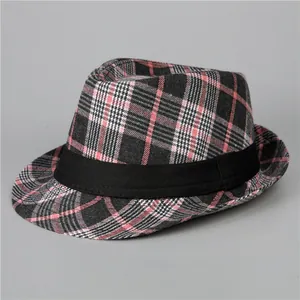 Dettaglio di un cappello fedora classico a quadri rosa e grigi con nastro nero decorativo